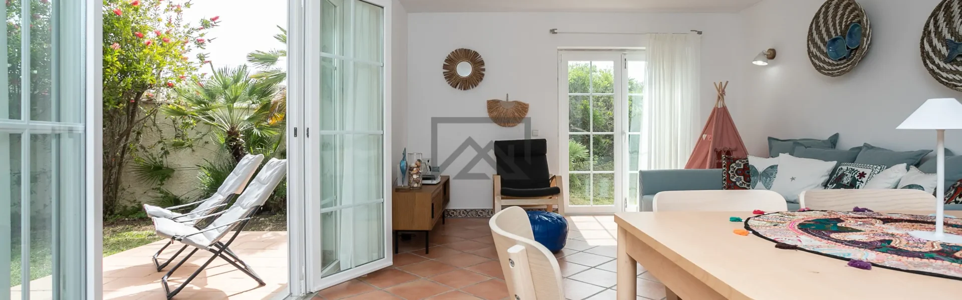 Sala luminosa de apartamento T1 na Aldeia Formosa, Cabanas de Tavira