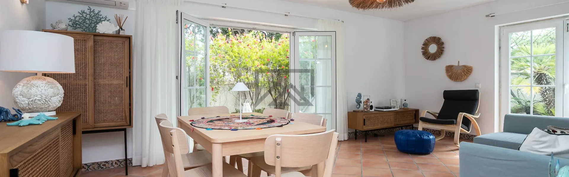 Sala luminosa de apartamento T1 na Aldeia Formosa, Cabanas de Tavira