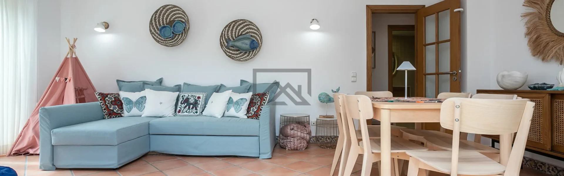 Sala luminosa de apartamento T1 na Aldeia Formosa, Cabanas de Tavira