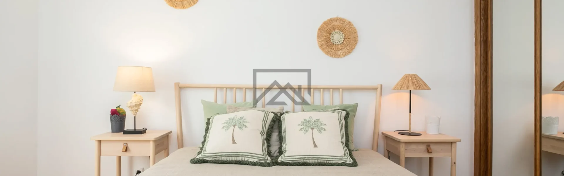 Quarto com roupeiro embutido em apartamento T1 na Aldeia Formosa