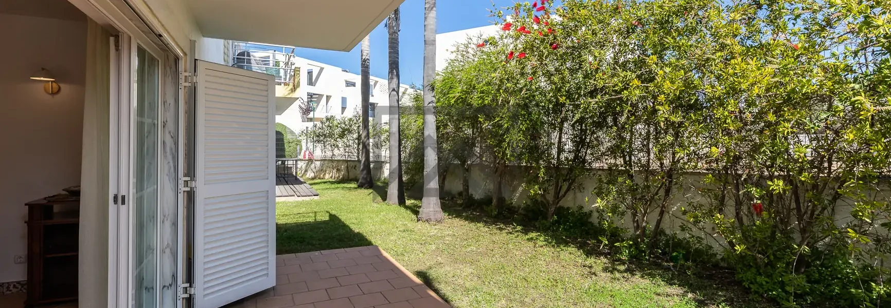 Pátio privado com jardim em apartamento T1 na Aldeia Formosa, Cabanas de Tavira