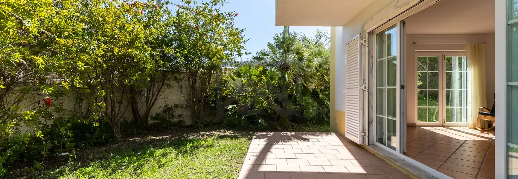Pátio privado com jardim em apartamento T1 na Aldeia Formosa, Cabanas de Tavira