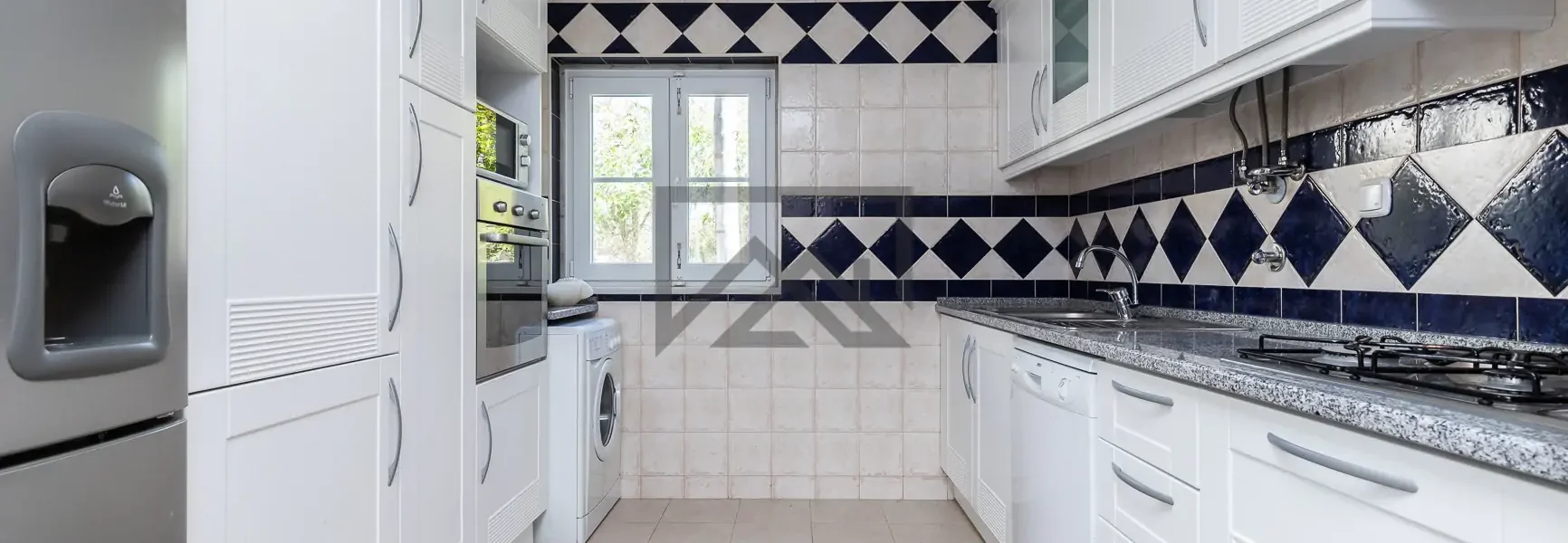 Cozinha independente equipada em apartamento T1 em Cabanas de Tavira