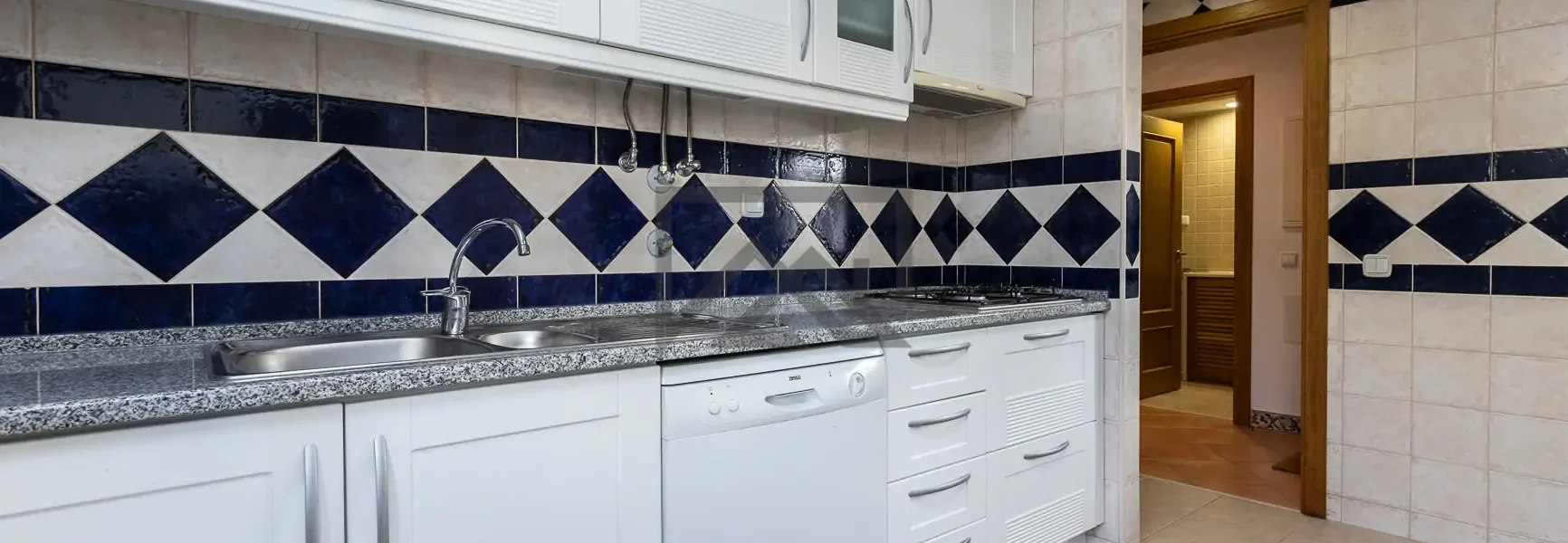 Cozinha independente equipada em apartamento T1 em Cabanas de Tavira