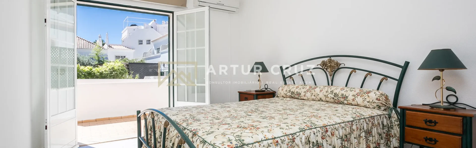 Quarto com acesso direto ao pátio, T2 Cabanas Village
