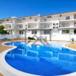 Apartamento T2 na Costa de Cabanas em Cabanas de Tavira, cozinha renovada e sala em open space