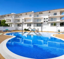 Apartamento T2 na Costa de Cabanas em Cabanas de Tavira, cozinha renovada e sala em open space