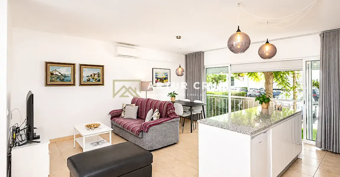 Apartamento T2 na Costa de Cabanas em Cabanas de Tavira, cozinha renovada e sala em open space