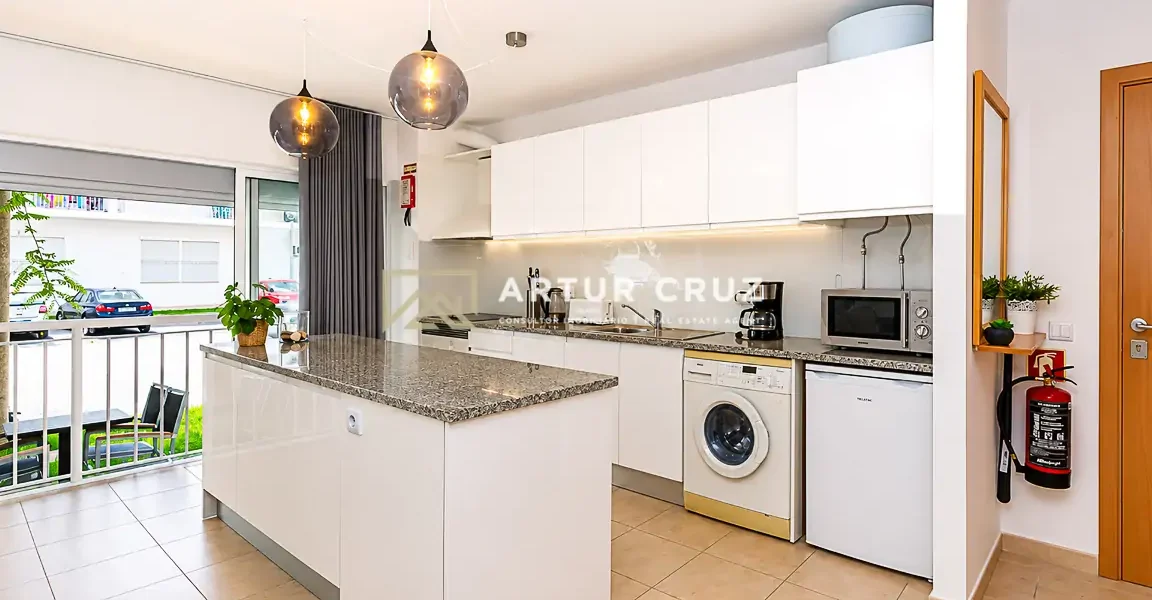 Apartamento T2 na Costa de Cabanas em Cabanas de Tavira, cozinha renovada e sala em open space