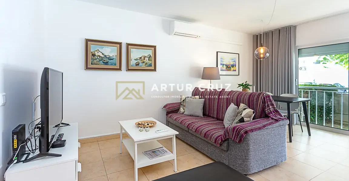 Apartamento T2 na Costa de Cabanas em Cabanas de Tavira, cozinha renovada e sala em open space