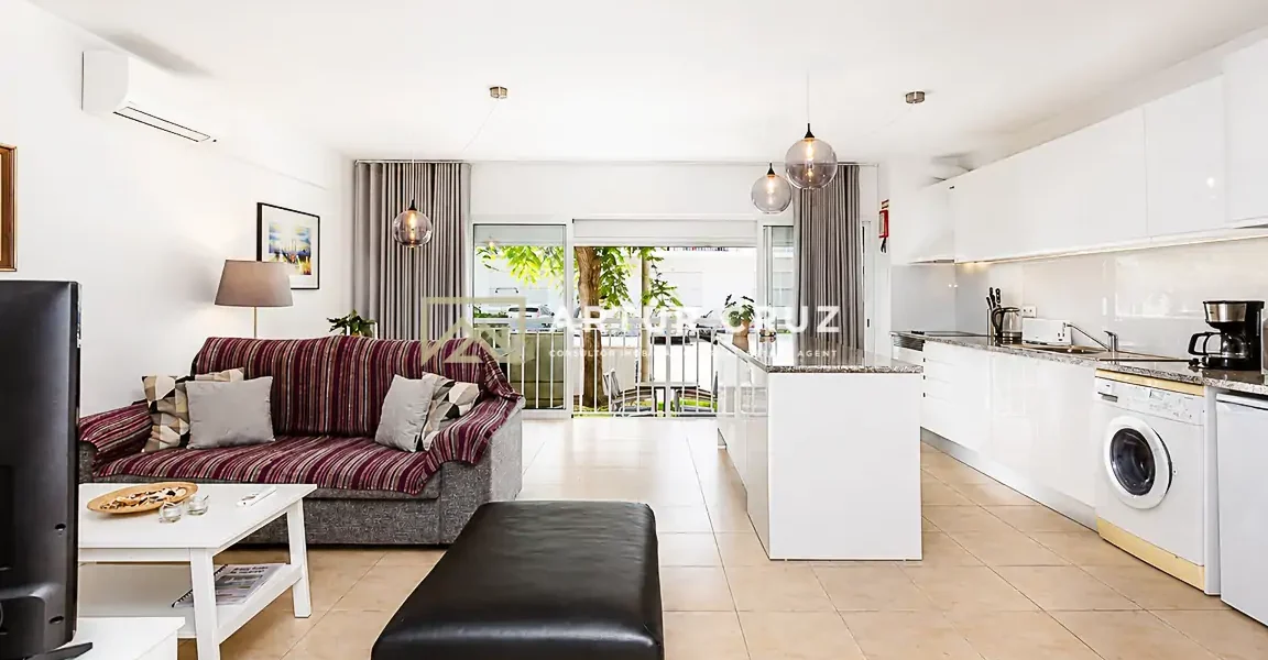 Apartamento T2 na Costa de Cabanas em Cabanas de Tavira, cozinha renovada e sala em open space