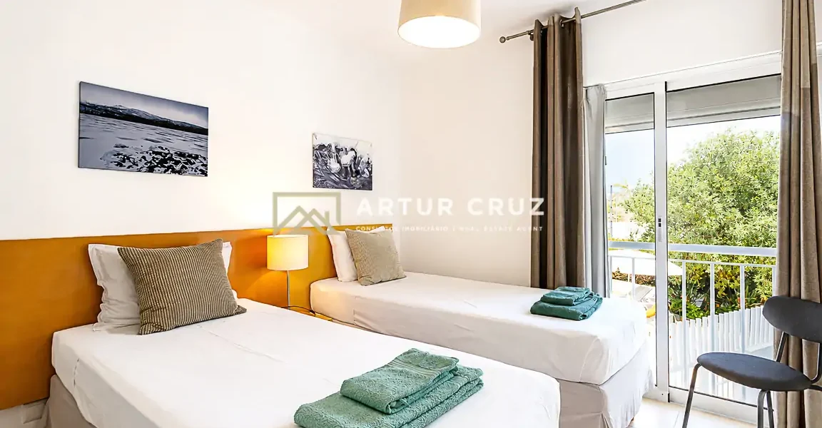 Apartamento T2 na Costa de Cabanas em Cabanas de Tavira, cozinha renovada e sala em open space