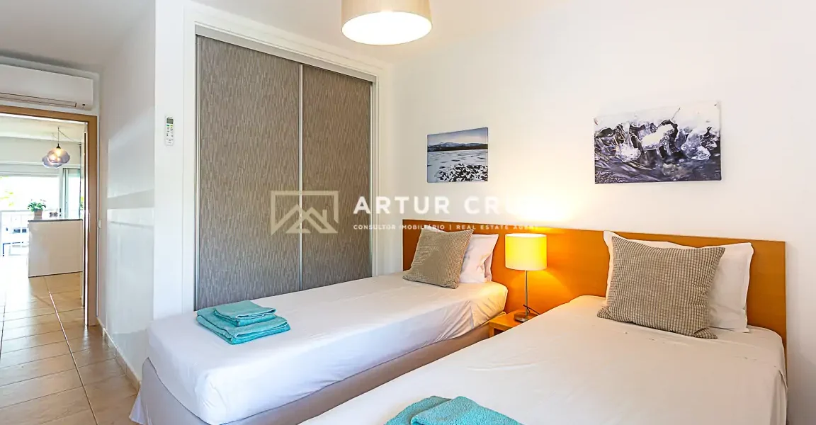 Apartamento T2 na Costa de Cabanas em Cabanas de Tavira, cozinha renovada e sala em open space